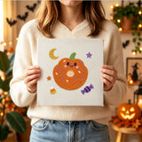 Tableau punch needle donut citrouille tenu en main pour montrer sa taille