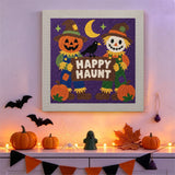 Tableau punch needle duo d'épouvantails accroché au mur dans une déco d'Halloween