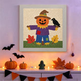 Tableau punch needle épouvantail bleu accroché au mur dans une déco d'Halloween