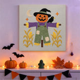 Tableau punch needle épouvantail et maïs au mur d'une pièce décorée pour Halloween