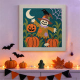 Tableau punch needle épouvantail sous la lune au mur d'une pièce décorée pour Halloween
