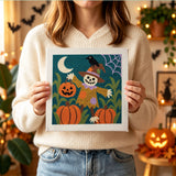 Tableau punch needle épouvantail lune tenu à la main pour voir sa taille