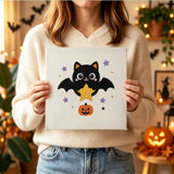 Tableau punch needle chauve-souris étoile tenu en main pour montrer sa taille