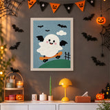 Tableau punch needle fantôme aux ailes de chauve-souris accroché au mur dans une déco d'Halloween