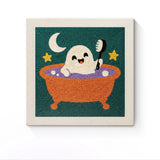 Punch Needle Halloween Fantôme au Bain : tableau brodé terminé sur son cadre