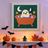 Tableau punch needle fantôme au bain accroché au mur dans une déco d'Halloween