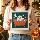 Tableau punch needle fantôme au bain tenu en main pour montrer sa taille