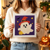 Tableau punch needle fantôme au balai tenu en main pour montrer sa taille