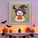 Tableau punch needle fantôme sorcière accroché au mur dans une déco d'Halloween