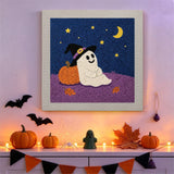 Tableau punch needle fantôme au repos accroché au mur dans une déco d'Halloween