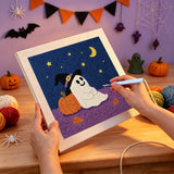 Broderie punch needle en cours, aiguille en main, sur la toile du fantôme adossé à sa citrouille
