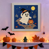 Tableau punch needle fantôme en balade accroché au mur dans une déco d'Halloween
