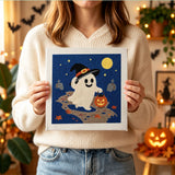 Tableau punch needle fantôme balade tenu en main pour montrer sa taille