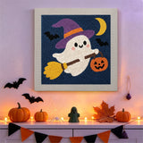Tableau punch needle fantôme sur son balai accroché au mur dans une déco d'Halloween