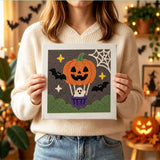 Tableau punch needle fantôme ballon tenu en main pour montrer sa taille