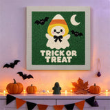 Tableau punch needle fantôme bonbon accroché au mur dans une déco d'Halloween