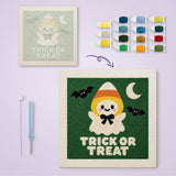 Toile imprimée numérotée posée près du tableau punch needle fantôme bonbon terminé