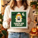 Tableau punch needle fantôme bonbon terminé tenu en main pour montrer sa taille