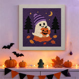 Tableau punch needle fantôme en bonnet accroché au mur dans une déco d'Halloween
