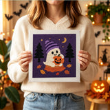 Tableau punch needle fantôme bonnet tenu en main pour montrer sa taille