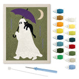 Contenu du kit punch needle fantôme bruine : toile sur cadre, aiguilles et fils de laine