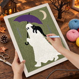 Broderie punch needle en cours sur la toile du fantôme et du chat sur son épaule, aiguille en main