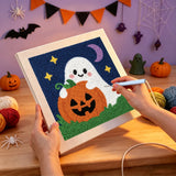 Broderie punch needle en cours, aiguille en main, sur la toile du fantôme qui enlace sa citrouille
