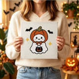 Tableau punch needle fantôme capuche tenu à la main pour voir sa taille