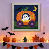 Tableau punch needle fantôme au carrosse citrouille accroché au mur dans une déco d'Halloween