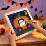 Broderie punch needle en cours, aiguille en main, sur la toile du carrosse citrouille
