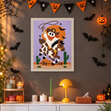 Tableau punch needle fantôme cavalier accroché au mur dans une déco d'Halloween