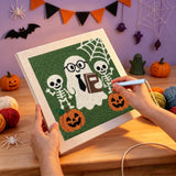 Broderie punch needle en cours sur la toile du fantôme au livre, aiguille en main