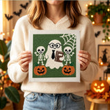 Tableau punch needle fantôme cravate tenu en main pour montrer sa taille