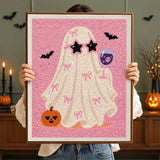 Tableau punch needle fantôme diva terminé tenu en main pour montrer sa taille