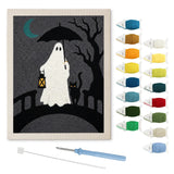 Contenu du kit punch needle fantôme lanterne : toile sur cadre, aiguilles et fils de laine