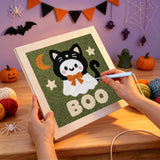 Broderie punch needle en cours, aiguille en main, sur la toile du fantôme à capuche de chat