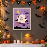 Tableau punch needle fantôme en cape de vampire accroché au mur dans une déco d'Halloween