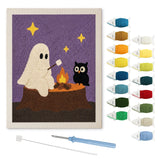 Contenu du kit punch needle fantôme et hibou : toile sur cadre, aiguilles et fils de laine