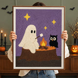 Tableau punch needle fantôme et hibou tenu en main pour montrer sa taille