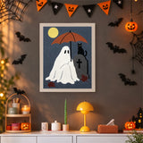 Tableau punch needle fantôme au parapluie accroché au mur dans une déco d'Halloween