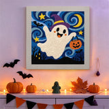 Tableau punch needle fantôme au chapeau accroché au mur dans une déco d'Halloween