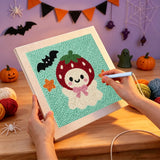 Broderie punch needle en cours, aiguille en main, sur la toile du fantôme à capuche fraise