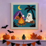 Tableau punch needle fantôme au feu de camp accroché au mur dans une déco d'Halloween