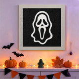 Tableau punch needle fantôme hurlant noir et blanc accroché au mur dans une déco d'Halloween