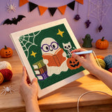 Broderie punch needle en cours sur la toile du fantôme à lunettes, aiguille en main