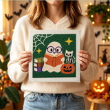 Tableau punch needle fantôme lecteur tenu en main pour montrer sa taille