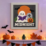 Tableau punch needle fantôme qui lit accroché au mur dans une déco d'Halloween