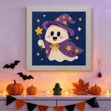 Tableau punch needle fantôme magicien accroché au mur dans une déco d'Halloween