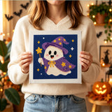 Tableau punch needle fantôme magicien tenu en main pour montrer sa taille