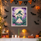 Tableau punch needle fantôme au chapeau vert accroché au mur dans une déco d'Halloween